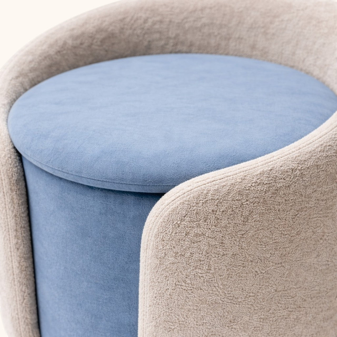 Gepolsterter Ottoman mit Stauraum, rundem Sitzdeckel und umschließender Außenform, erhältlich in Braun oder in Hellbeige mit blauem Sitz