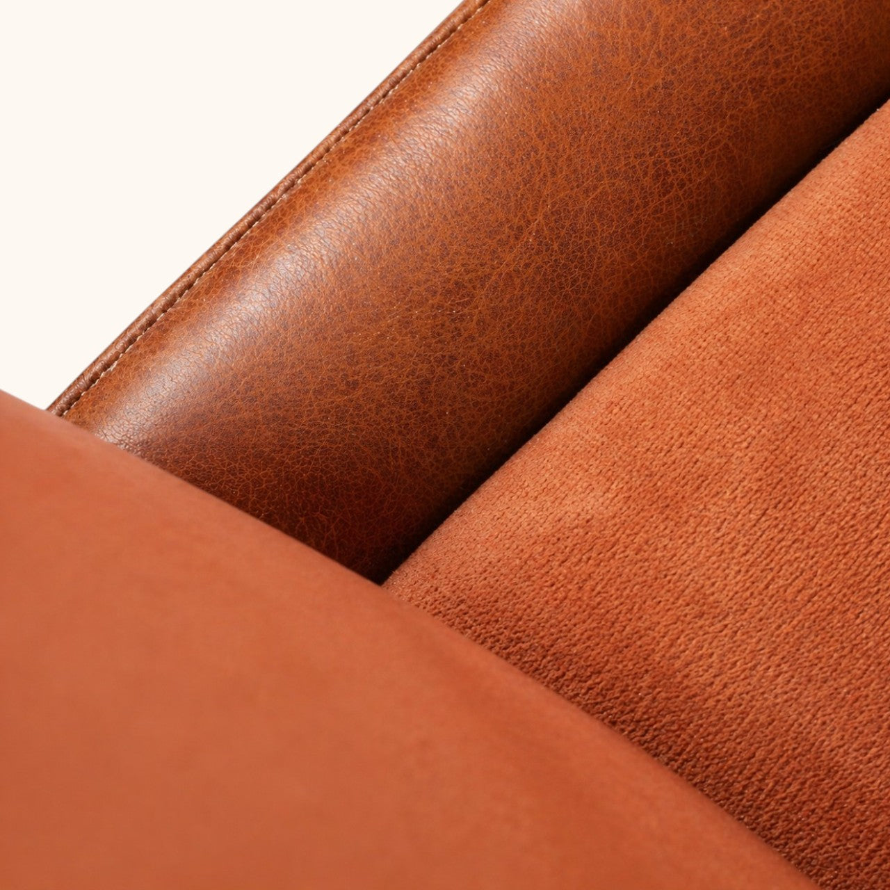 Stuhl mit terrakottafarbener Samtpolsterung, cognacfarbener Außenseite in Leder-Optik und schwarzem Metallgestell, moderner Designerstuhl mit gerundeter Sitzschale
