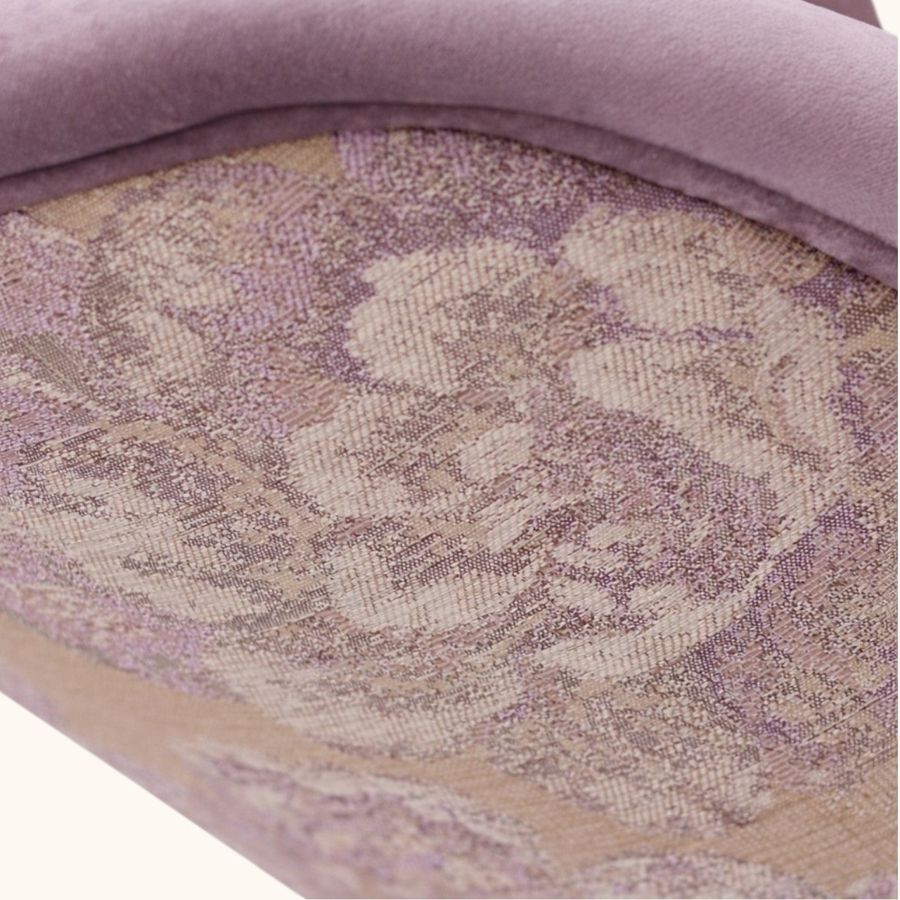 Stuhl in soft lilac mit weich geschwungener Rückenlehne, integrierten Armseiten, floraler Rückseite und schlanken Holzbeinen
