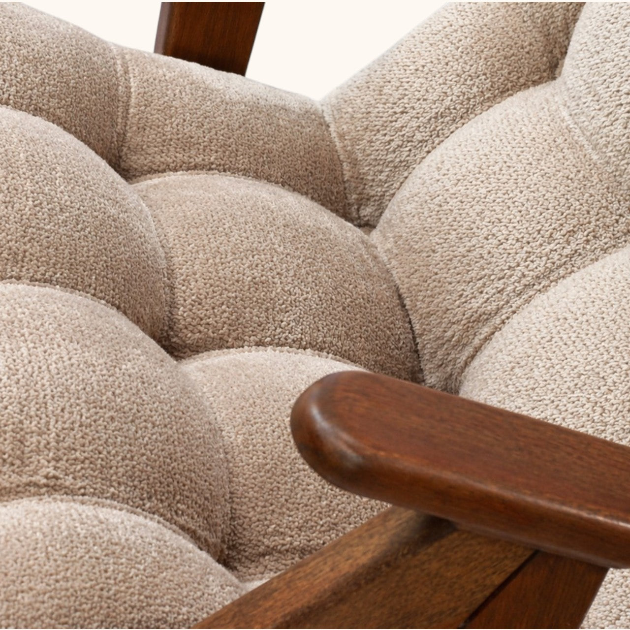 Stuhl mit Holzgestell, gepolsterter und tief gesteppter Sitz- und Rückenfläche in Beige sowie Armlehnen, moderner Designerstuhl für Wohnbereich und Lounge
