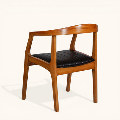 Esszimmerstuhl aus Holz mit offener Rückenlehne, integrierten Armlehnen und schwarzer gepolsterter Sitzfläche, moderner Designerstuhl für Esszimmer und Wohnbereich