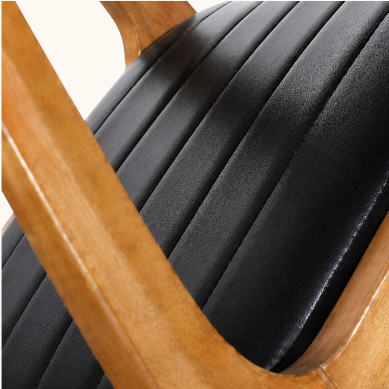 Esszimmerstuhl aus Holz mit offener Rückenlehne, integrierten Armlehnen und schwarzer gepolsterter Sitzfläche, moderner Designerstuhl für Esszimmer und Wohnbereich