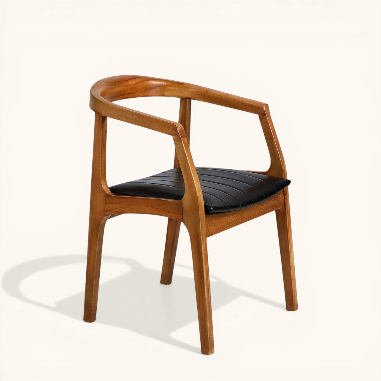 Esszimmerstuhl aus Holz mit offener Rückenlehne, integrierten Armlehnen und schwarzer gepolsterter Sitzfläche, moderner Designerstuhl für Esszimmer und Wohnbereich