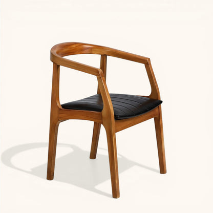 Esszimmerstuhl aus Holz mit offener Rückenlehne, integrierten Armlehnen und schwarzer gepolsterter Sitzfläche, moderner Designerstuhl für Esszimmer und Wohnbereich