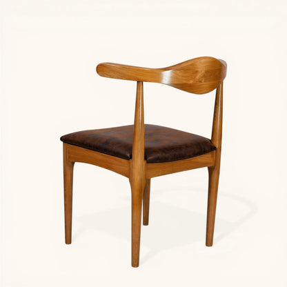 Esszimmerstuhl aus Holz mit geschwungener Rückenlehne und dunkel gepolsterter Sitzfläche, klassischer Designerstuhl für Esszimmer und Wohnbereich