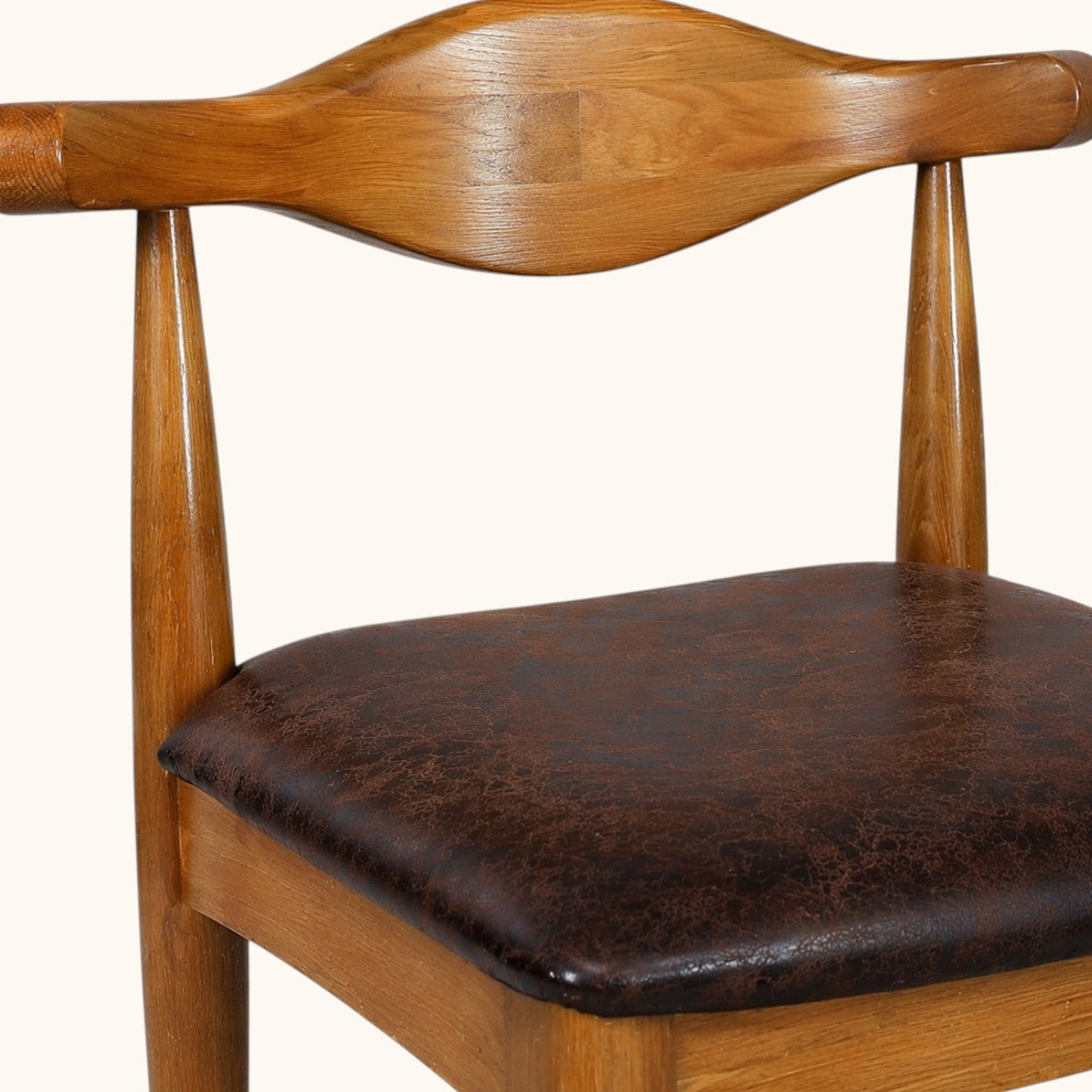 Esszimmerstuhl aus Holz mit geschwungener Rückenlehne und dunkel gepolsterter Sitzfläche, klassischer Designerstuhl für Esszimmer und Wohnbereich