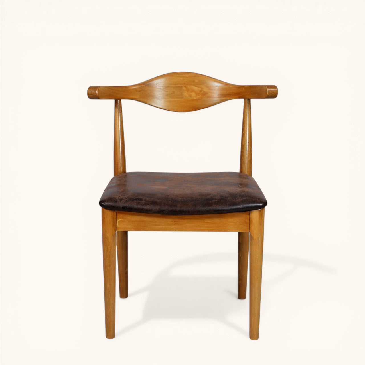 Esszimmerstuhl aus Holz mit geschwungener Rückenlehne und dunkel gepolsterter Sitzfläche, klassischer Designerstuhl für Esszimmer und Wohnbereich