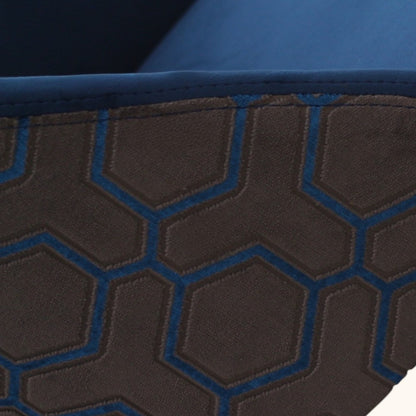 Blauer Stuhl mit weich gerundeter Sitzschale, gemusterter Rückseite in Wabenoptik, Holzbeinen und metallfarbenen Kappen