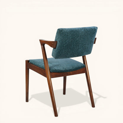 Esszimmerstuhl mit dunklem Holzgestell, gepolstertem Sitz und Rückenlehne, erhältlich in blauem Stoff oder weißem Bouclé, moderner Designerstuhl für Esszimmer und Wohnbereich