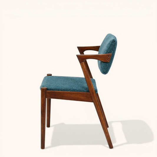 Esszimmerstuhl mit dunklem Holzgestell, gepolstertem Sitz und Rückenlehne, erhältlich in blauem Stoff oder weißem Bouclé, moderner Designerstuhl für Esszimmer und Wohnbereich