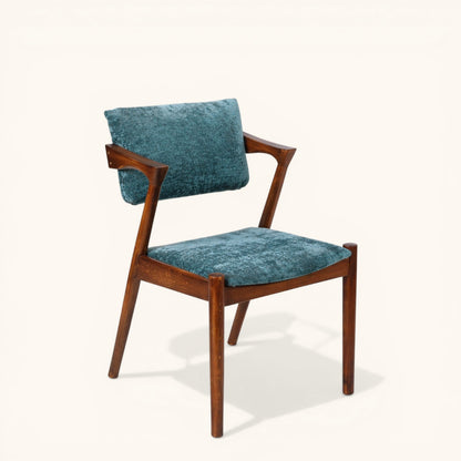 Esszimmerstuhl mit dunklem Holzgestell, gepolstertem Sitz und Rückenlehne, erhältlich in blauem Stoff oder weißem Bouclé, moderner Designerstuhl für Esszimmer und Wohnbereich