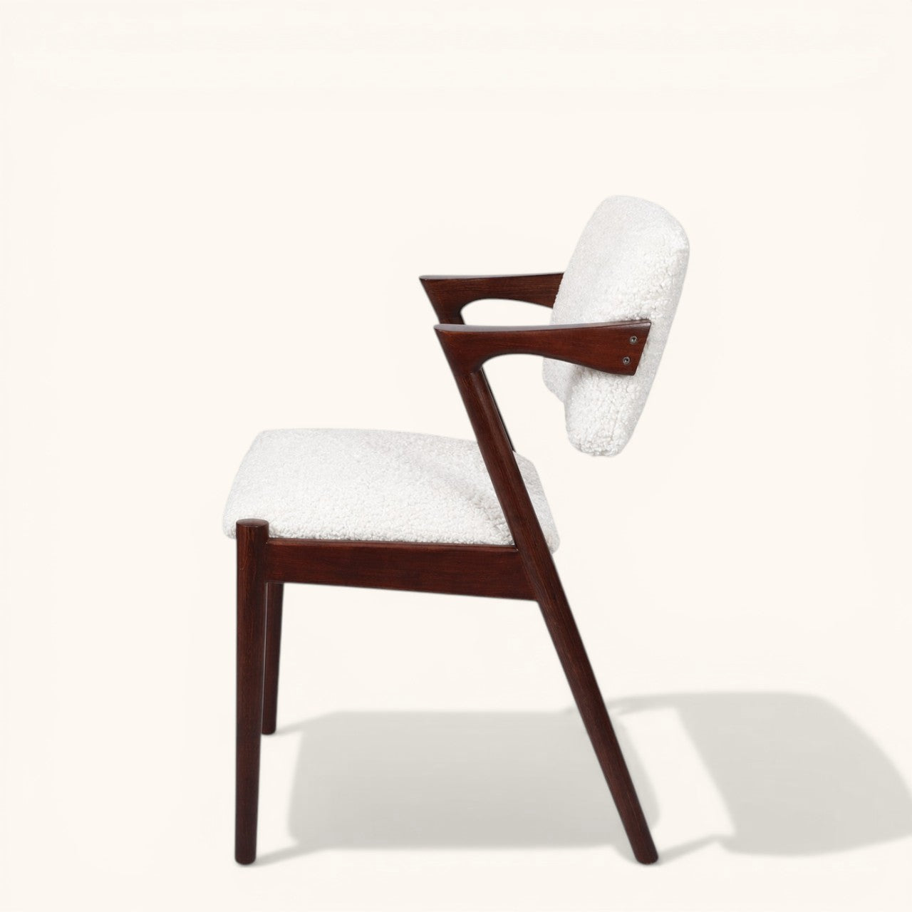 Esszimmerstuhl mit dunklem Holzgestell, gepolstertem Sitz und Rückenlehne, erhältlich in blauem Stoff oder weißem Bouclé, moderner Designerstuhl für Esszimmer und Wohnbereich