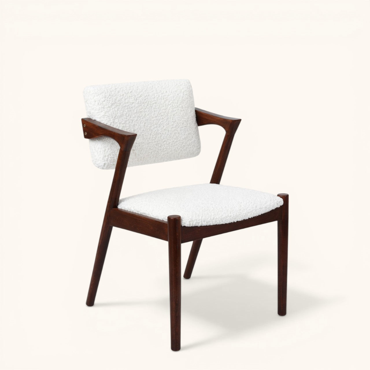 Esszimmerstuhl mit dunklem Holzgestell, gepolstertem Sitz und Rückenlehne, erhältlich in blauem Stoff oder weißem Bouclé, moderner Designerstuhl für Esszimmer und Wohnbereich