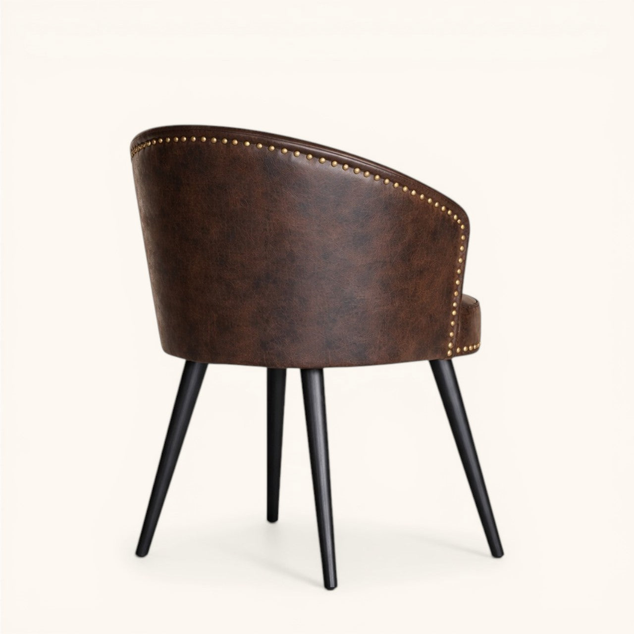 Stuhl mit brauner Vintage-Leder-Optik, gerundeter Rückenlehne, umlaufenden Ziernieten und schwarzen Beinen, stilvoller Designerstuhl mit Club-Charakter
