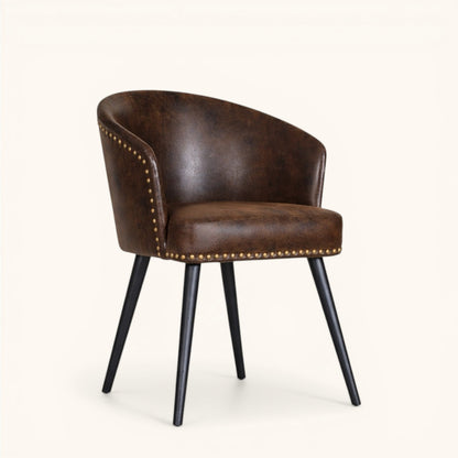 Stuhl mit brauner Vintage-Leder-Optik, gerundeter Rückenlehne, umlaufenden Ziernieten und schwarzen Beinen, stilvoller Designerstuhl mit Club-Charakter