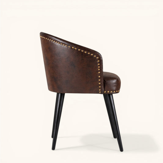 Stuhl mit brauner Vintage-Leder-Optik, gerundeter Rückenlehne, umlaufenden Ziernieten und schwarzen Beinen, stilvoller Designerstuhl mit Club-Charakter
