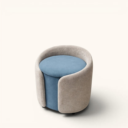 Gepolsterter Ottoman mit Stauraum, rundem Sitzdeckel und umschließender Außenform, erhältlich in Braun oder in Hellbeige mit blauem Sitz