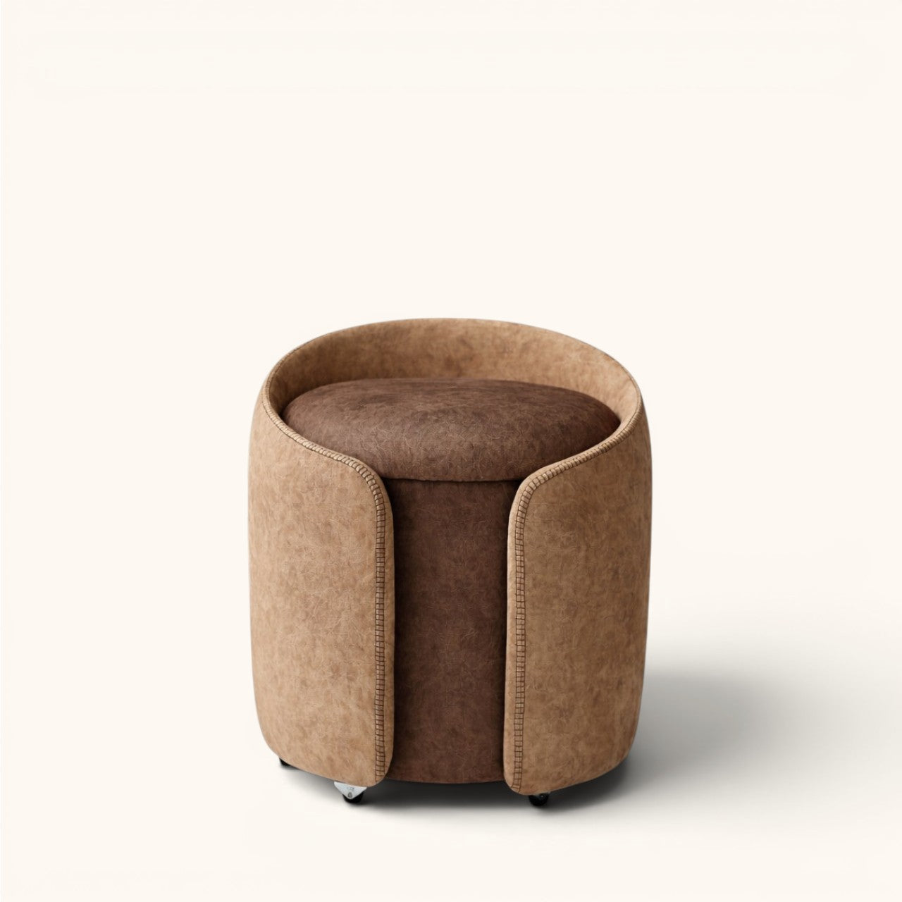 Gepolsterter Ottoman mit Stauraum, rundem Sitzdeckel und umschließender Außenform, erhältlich in Braun oder in Hellbeige mit blauem Sitz