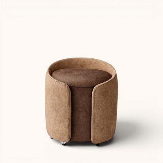 Gepolsterter Ottoman mit Stauraum, rundem Sitzdeckel und umschließender Außenform, erhältlich in Braun oder in Hellbeige mit blauem Sitz