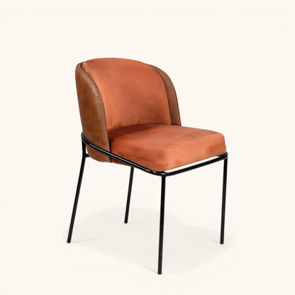 Stuhl mit terrakottafarbener Samtpolsterung, cognacfarbener Außenseite in Leder-Optik und schwarzem Metallgestell, moderner Designerstuhl mit gerundeter Sitzschale