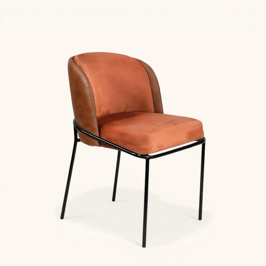 Stuhl mit terrakottafarbener Samtpolsterung, cognacfarbener Außenseite in Leder-Optik und schwarzem Metallgestell, moderner Designerstuhl mit gerundeter Sitzschale