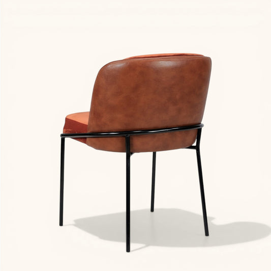 Stuhl mit terrakottafarbener Samtpolsterung, cognacfarbener Außenseite in Leder-Optik und schwarzem Metallgestell, moderner Designerstuhl mit gerundeter Sitzschale