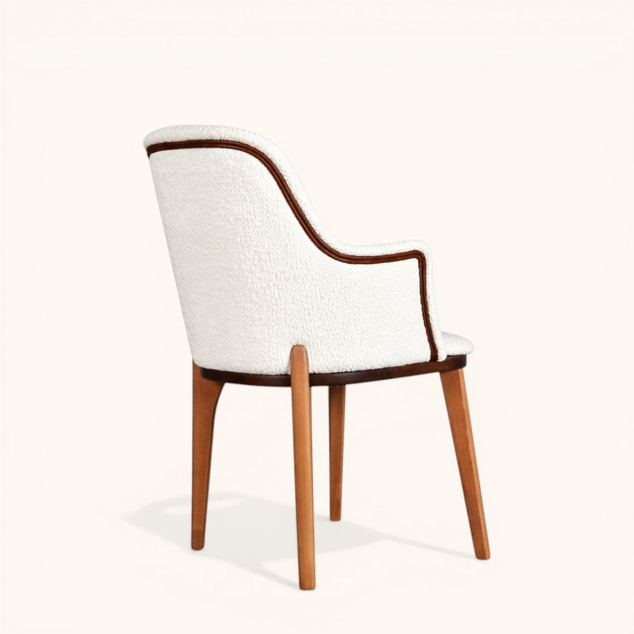 Esszimmerstuhl mit Holzgestell und weißer Polsterung, hoher Rückenlehne, gepolstertem Sitz und integrierten Armlehnen, moderner Designerstuhl für Esszimmer und Wohnbereich
