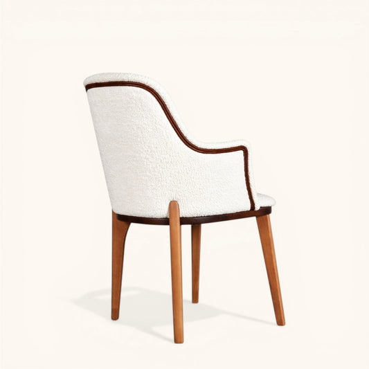 Esszimmerstuhl mit Holzgestell und weißer Polsterung, hoher Rückenlehne, gepolstertem Sitz und integrierten Armlehnen, moderner Designerstuhl für Esszimmer und Wohnbereich