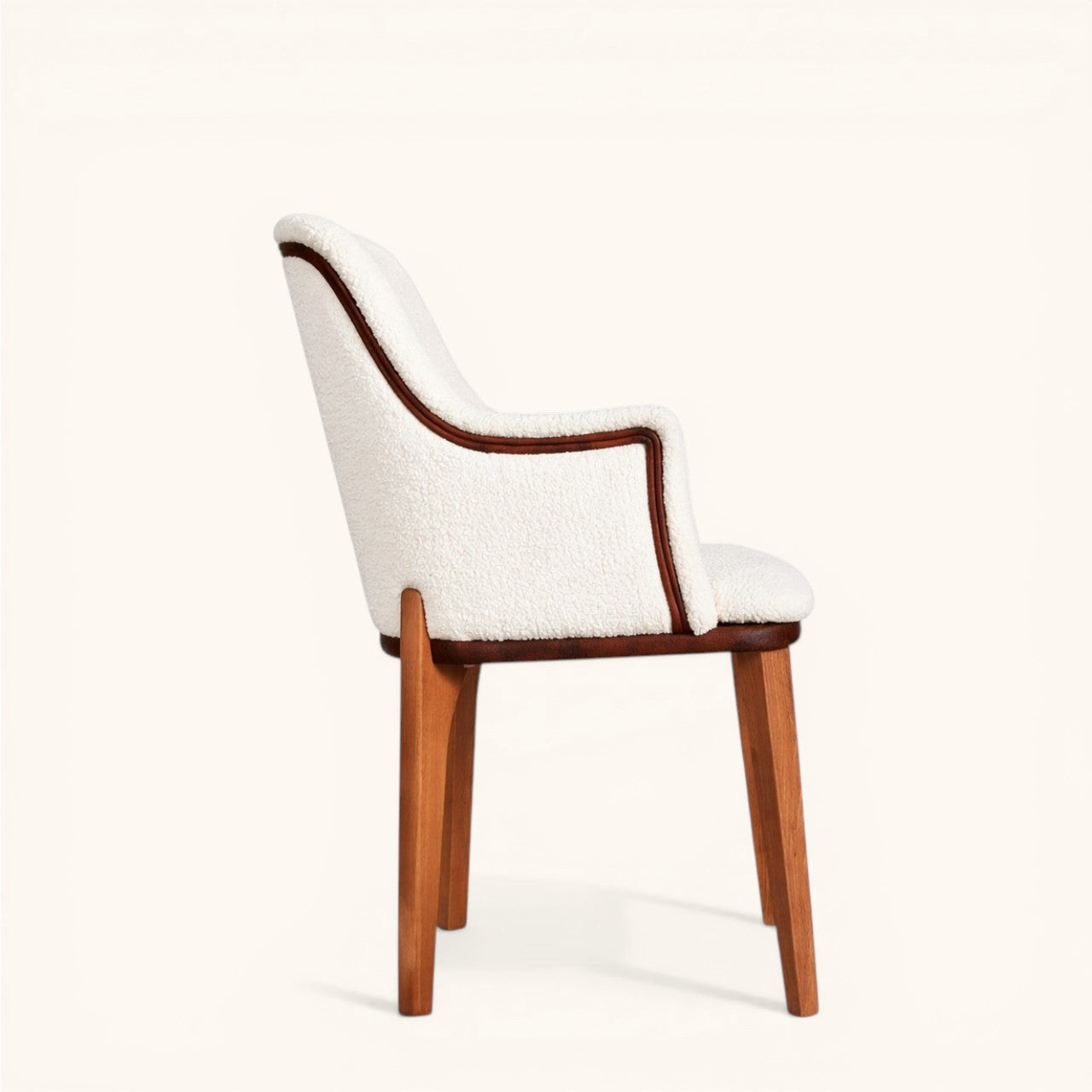 Esszimmerstuhl mit Holzgestell und weißer Polsterung, hoher Rückenlehne, gepolstertem Sitz und integrierten Armlehnen, moderner Designerstuhl für Esszimmer und Wohnbereich