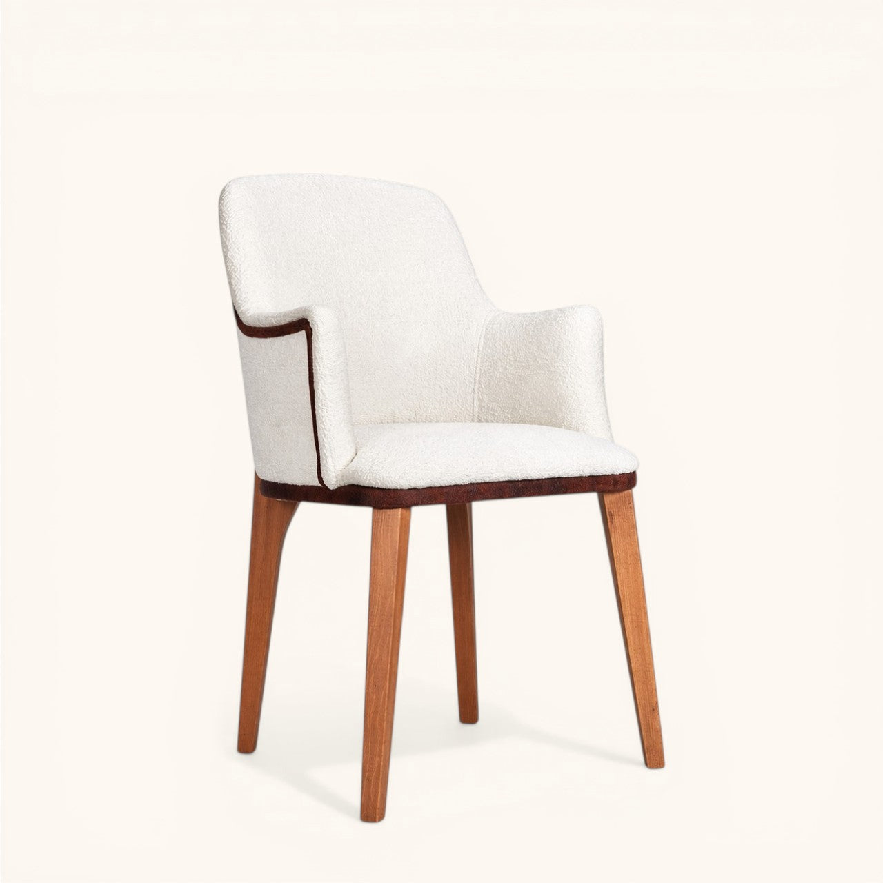 Esszimmerstuhl mit Holzgestell und weißer Polsterung, hoher Rückenlehne, gepolstertem Sitz und integrierten Armlehnen, moderner Designerstuhl für Esszimmer und Wohnbereich
