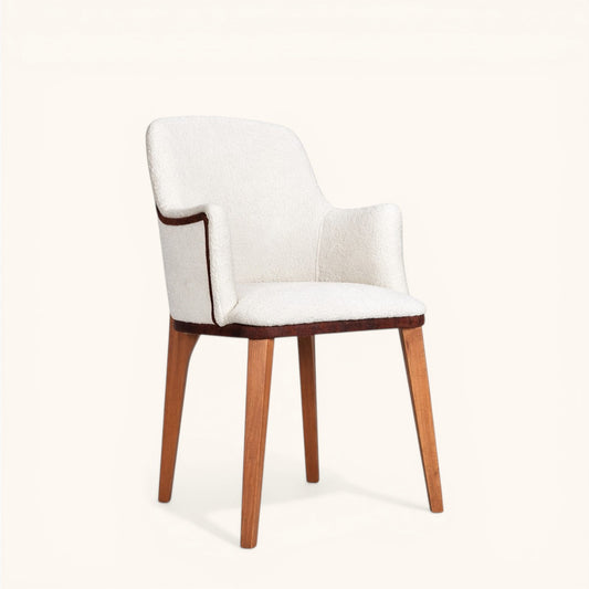 Esszimmerstuhl mit Holzgestell und weißer Polsterung, hoher Rückenlehne, gepolstertem Sitz und integrierten Armlehnen, moderner Designerstuhl für Esszimmer und Wohnbereich