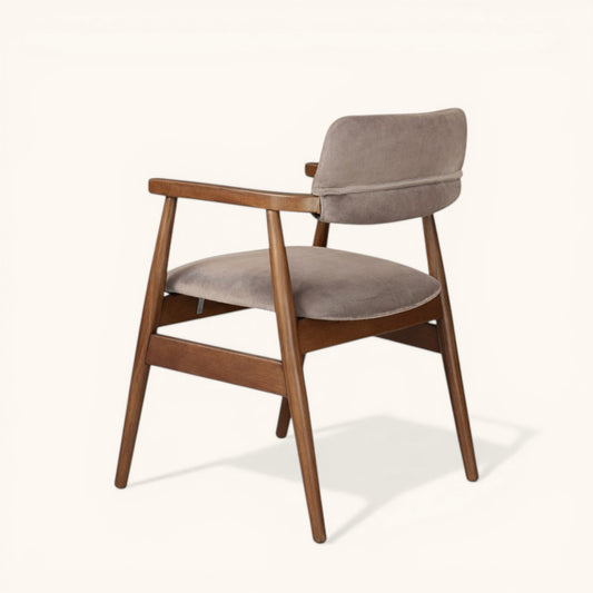 Esszimmerstuhl mit Holzgestell, gepolstertem Sitz, Rückenlehne und Armlehnen in grauem Stoff, moderner Designerstuhl für Esszimmer und Wohnbereich
