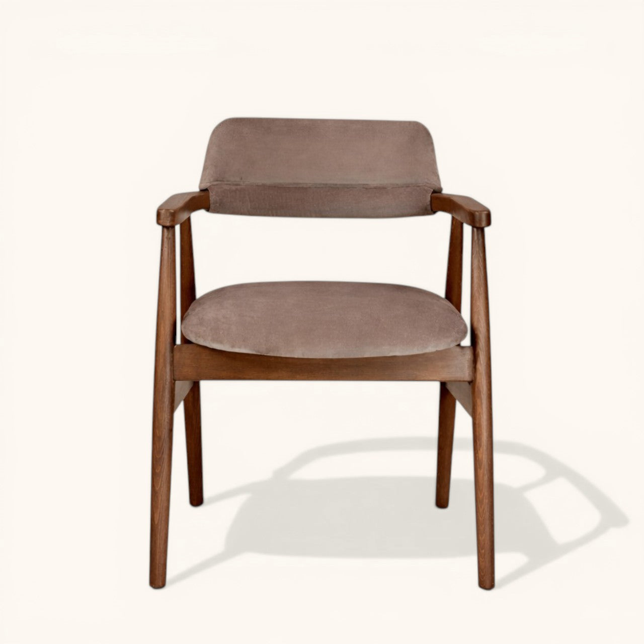 Esszimmerstuhl mit Holzgestell, gepolstertem Sitz, Rückenlehne und Armlehnen in grauem Stoff, moderner Designerstuhl für Esszimmer und Wohnbereich