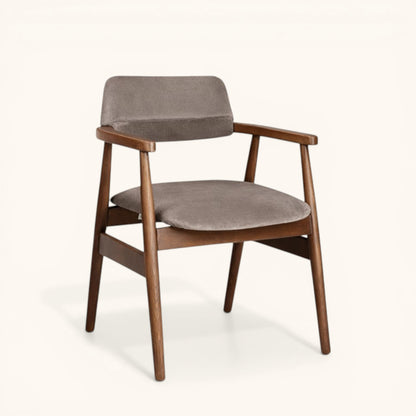Esszimmerstuhl mit Holzgestell, gepolstertem Sitz, Rückenlehne und Armlehnen in grauem Stoff, moderner Designerstuhl für Esszimmer und Wohnbereich