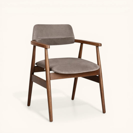 Esszimmerstuhl mit Holzgestell, gepolstertem Sitz, Rückenlehne und Armlehnen in grauem Stoff, moderner Designerstuhl für Esszimmer und Wohnbereich