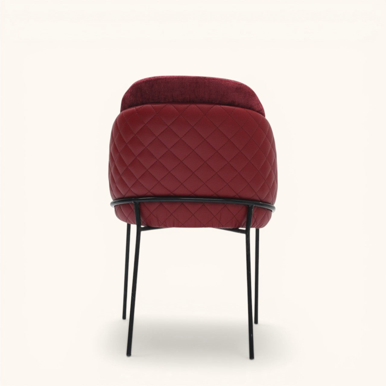 Stuhl in Bordeauxrot mit samtiger Polsterung, rautenförmig gesteppter Außenseite in Leder-Optik und schwarzem Metallgestell, eleganter Designerstuhl