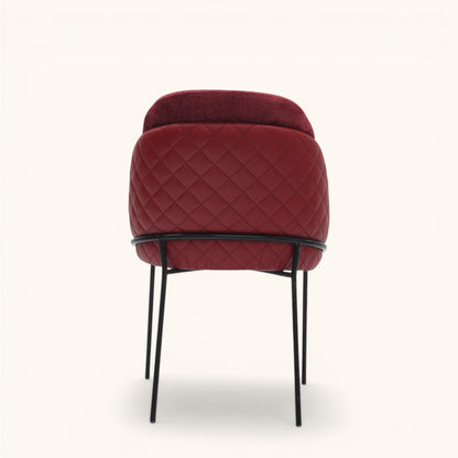 Stuhl in Bordeauxrot mit samtiger Polsterung, rautenförmig gesteppter Außenseite in Leder-Optik und schwarzem Metallgestell, eleganter Designerstuhl
