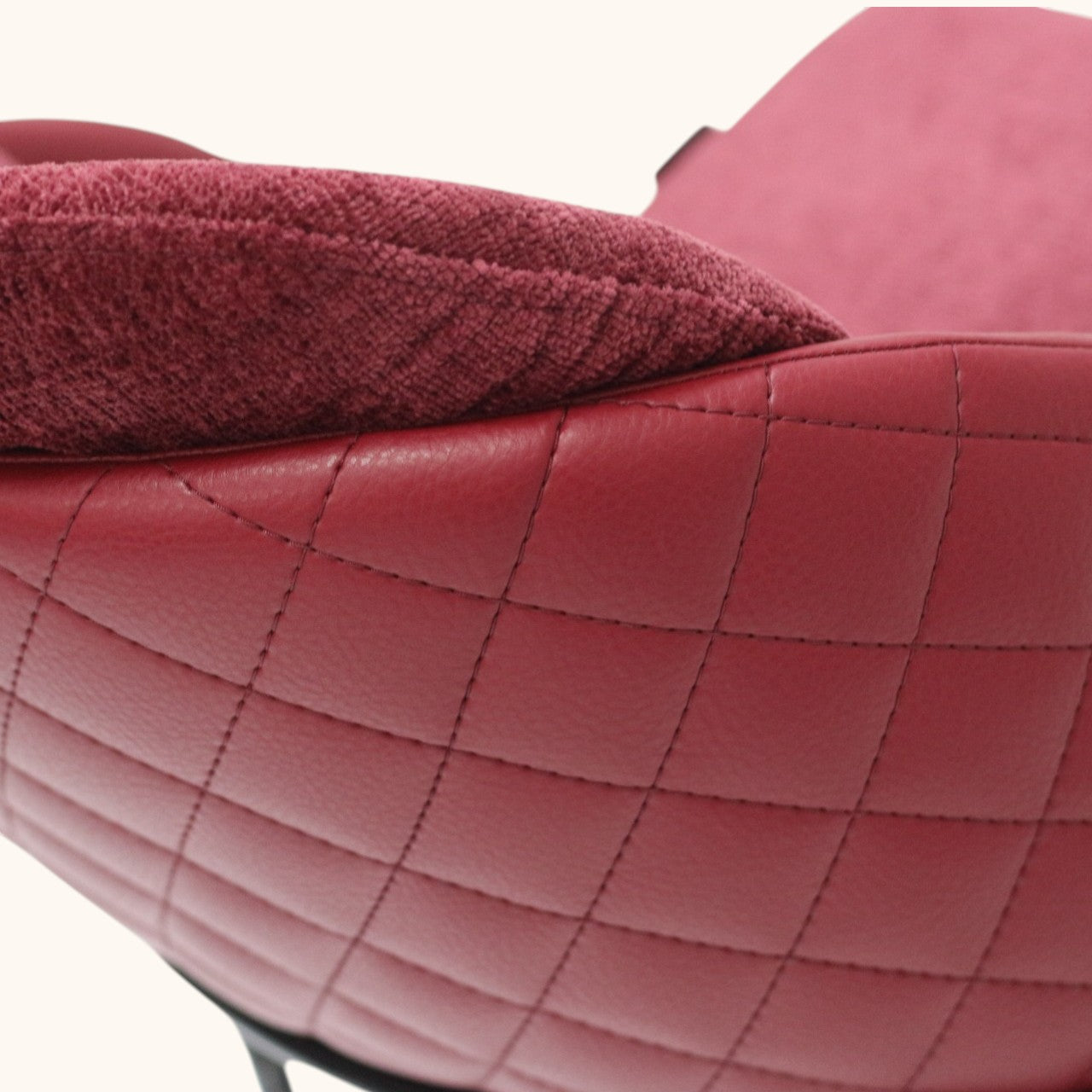 Stuhl in Bordeauxrot mit samtiger Polsterung, rautenförmig gesteppter Außenseite in Leder-Optik und schwarzem Metallgestell, eleganter Designerstuhl