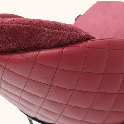 Stuhl in Bordeauxrot mit samtiger Polsterung, rautenförmig gesteppter Außenseite in Leder-Optik und schwarzem Metallgestell, eleganter Designerstuhl