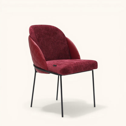 Stuhl in Bordeauxrot mit samtiger Polsterung, rautenförmig gesteppter Außenseite in Leder-Optik und schwarzem Metallgestell, eleganter Designerstuhl