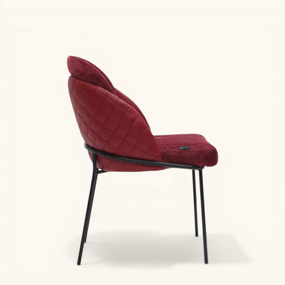 Stuhl in Bordeauxrot mit samtiger Polsterung, rautenförmig gesteppter Außenseite in Leder-Optik und schwarzem Metallgestell, eleganter Designerstuhl