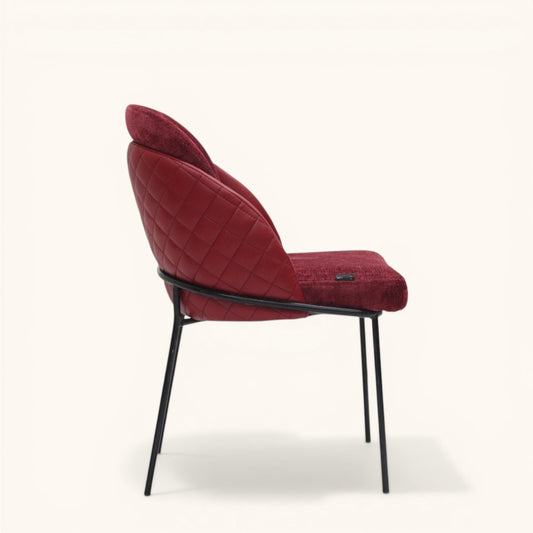 Stuhl in Bordeauxrot mit samtiger Polsterung, rautenförmig gesteppter Außenseite in Leder-Optik und schwarzem Metallgestell, eleganter Designerstuhl