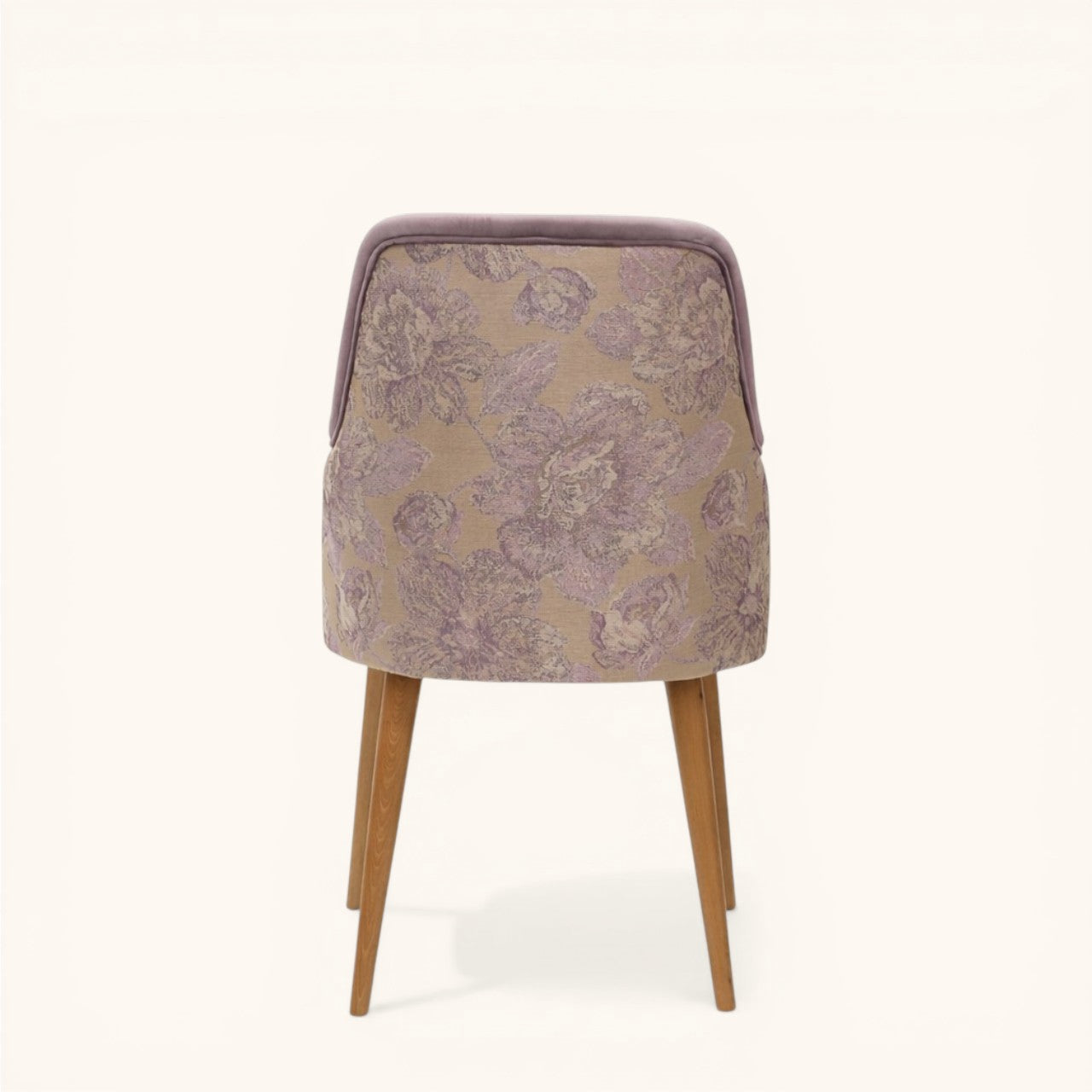 Stuhl in soft lilac mit weich geschwungener Rückenlehne, integrierten Armseiten, floraler Rückseite und schlanken Holzbeinen