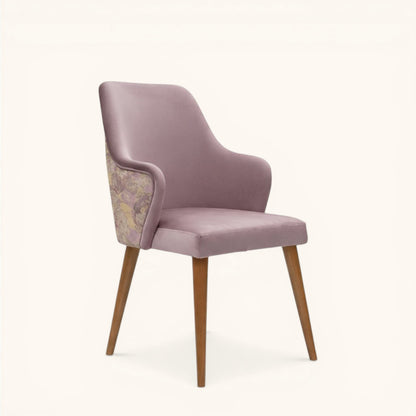 Stuhl in soft lilac mit weich geschwungener Rückenlehne, integrierten Armseiten, floraler Rückseite und schlanken Holzbeinen