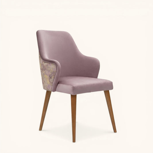 Stuhl in soft lilac mit weich geschwungener Rückenlehne, integrierten Armseiten, floraler Rückseite und schlanken Holzbeinen