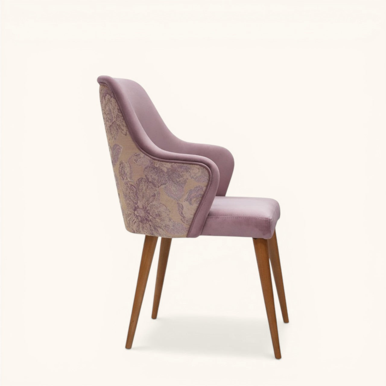 Stuhl in soft lilac mit weich geschwungener Rückenlehne, integrierten Armseiten, floraler Rückseite und schlanken Holzbeinen