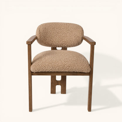 Moderner Esszimmerstuhl aus dunklem Holz mit Bouclé-Polsterung, gepolsterter Rückenlehne und Armlehnen, eleganter Designerstuhl für Esszimmer und Wohnbereich