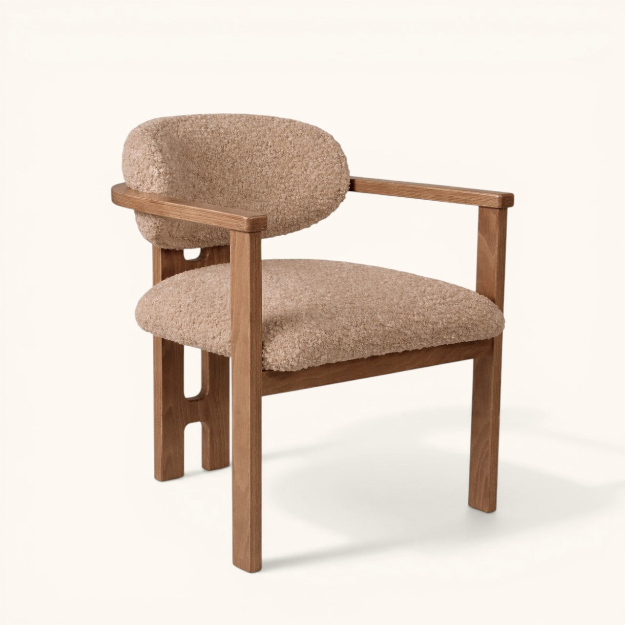 Moderner Esszimmerstuhl aus dunklem Holz mit Bouclé-Polsterung, gepolsterter Rückenlehne und Armlehnen, eleganter Designerstuhl für Esszimmer und Wohnbereich