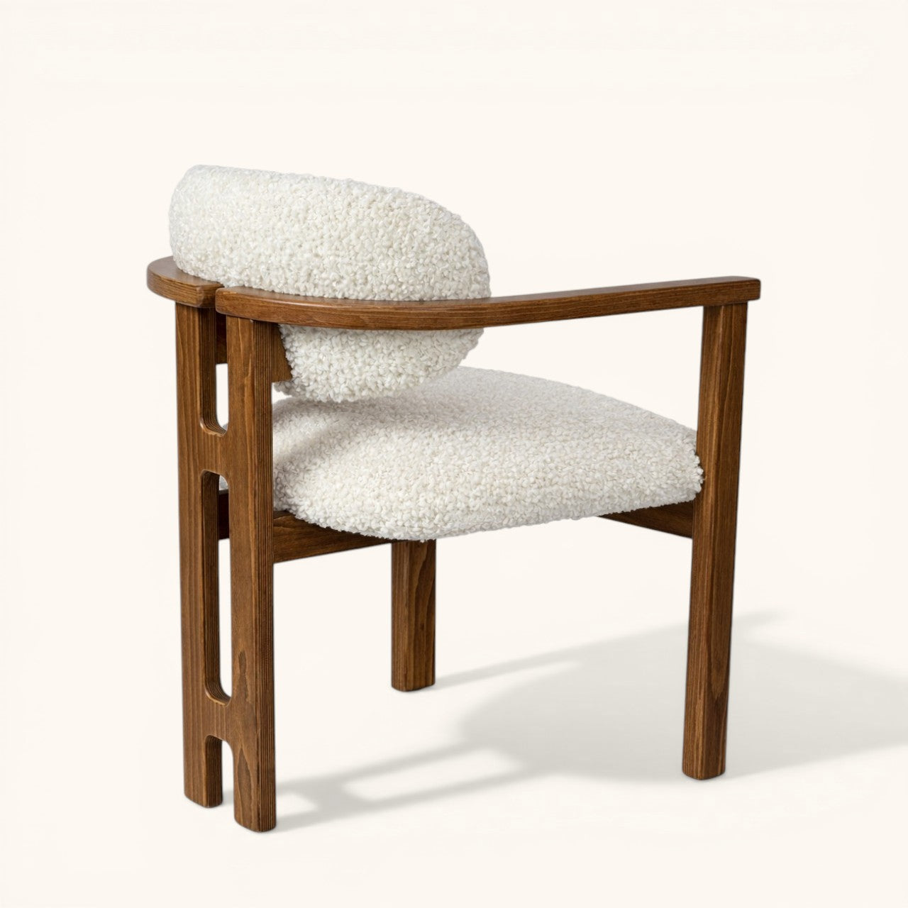 Moderner Esszimmerstuhl aus dunklem Holz mit Bouclé-Polsterung, gepolsterter Rückenlehne und Armlehnen, eleganter Designerstuhl für Esszimmer und Wohnbereich