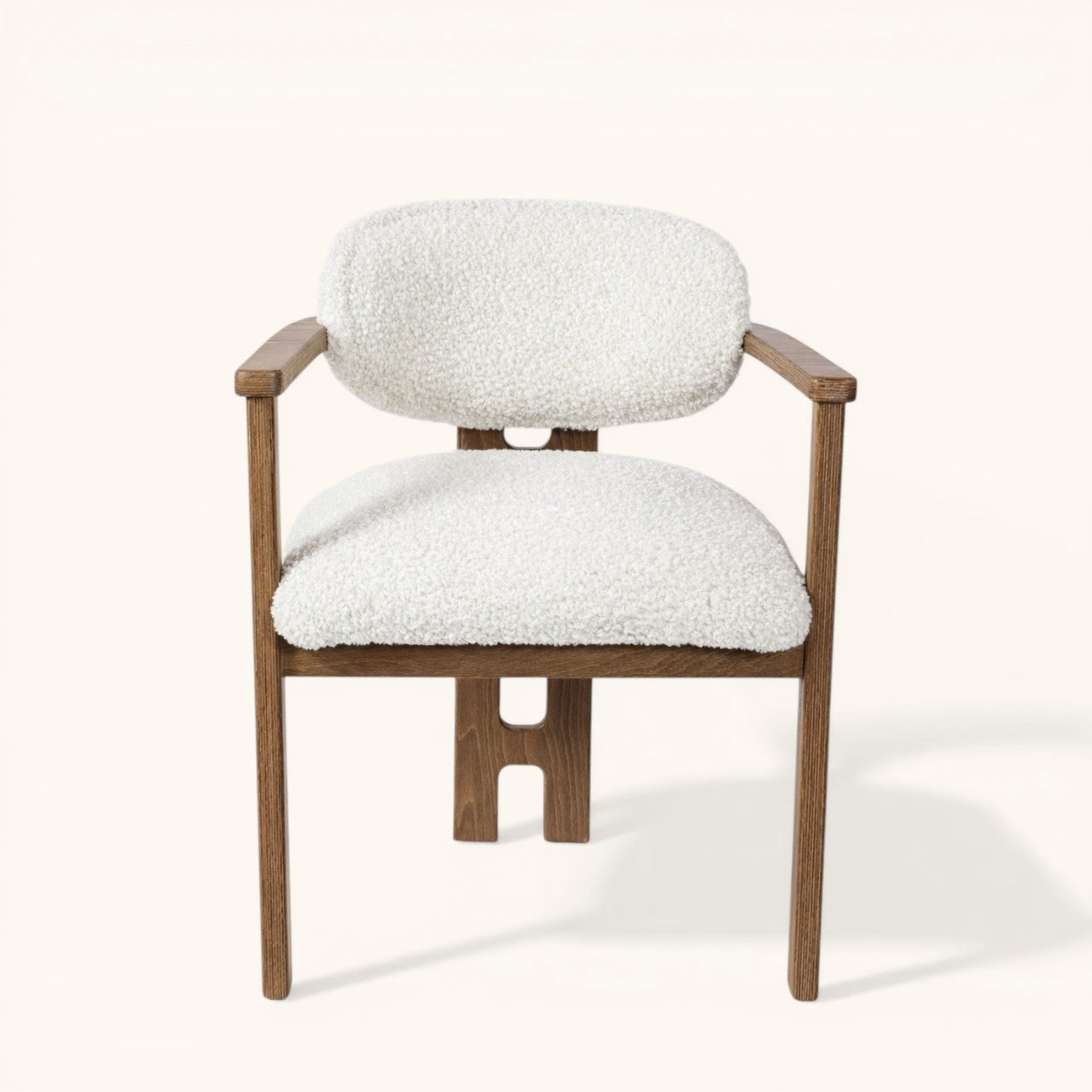 Moderner Esszimmerstuhl aus dunklem Holz mit Bouclé-Polsterung, gepolsterter Rückenlehne und Armlehnen, eleganter Designerstuhl für Esszimmer und Wohnbereich